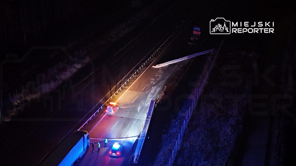 S17 uzerinde asiri buyuk bir aracla ciddi bir kaza kopru yapisinin elemanlari yolun ortasinda kalmistir guzergah kapatildi 20773