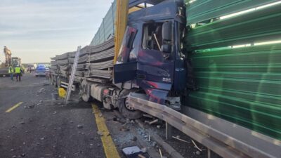 S7 yolu tikandi beton plaka tasiyan bir kamyonun lastigi patladi arac bariyerlere carpti 22920