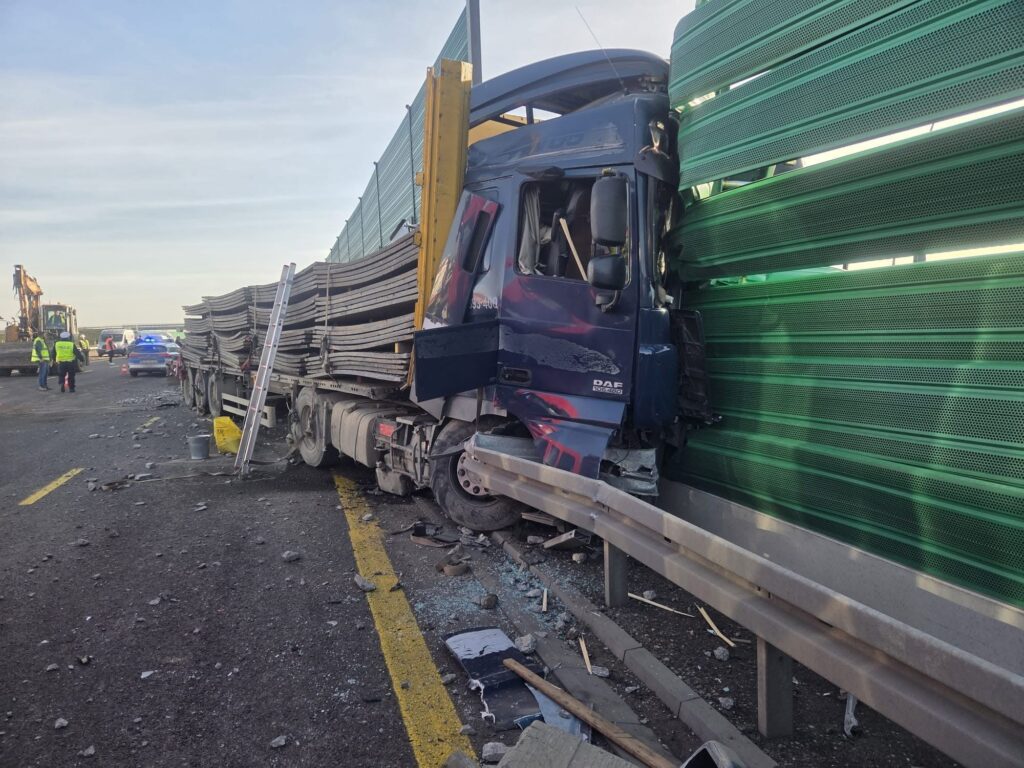 s7 yolu tikandi beton plaka tasiyan bir kamyonun lastigi patladi arac bariyerlere carpti 22920