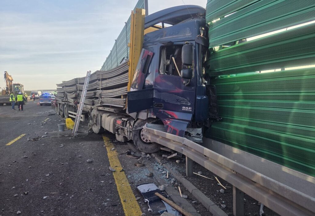 S7 yolu tikandi teknik panel tasiyan bir kamyonun lastigi patladi arac bariyerlere carpti 22982