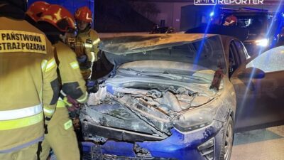 S8 de meydana gelen carpismanin ardindan bir arac alev aldi yoldan gecen suruculer yardima kostu 23599