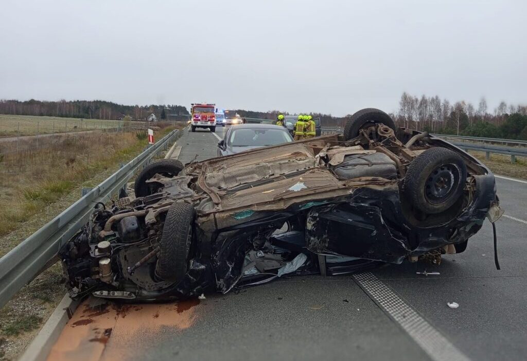 S8 de uc arac carpisti bir arac devrildi yol kapandi 23505