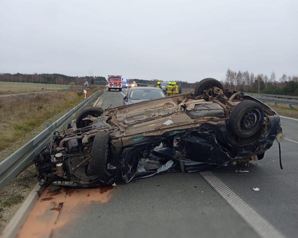 s8 de uc arac carpisti bir arac devrildi yol kapandi 23505