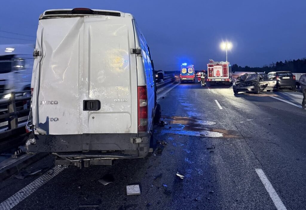 S8 de uc arac carpisti guzergah tamamen kapandi 24611