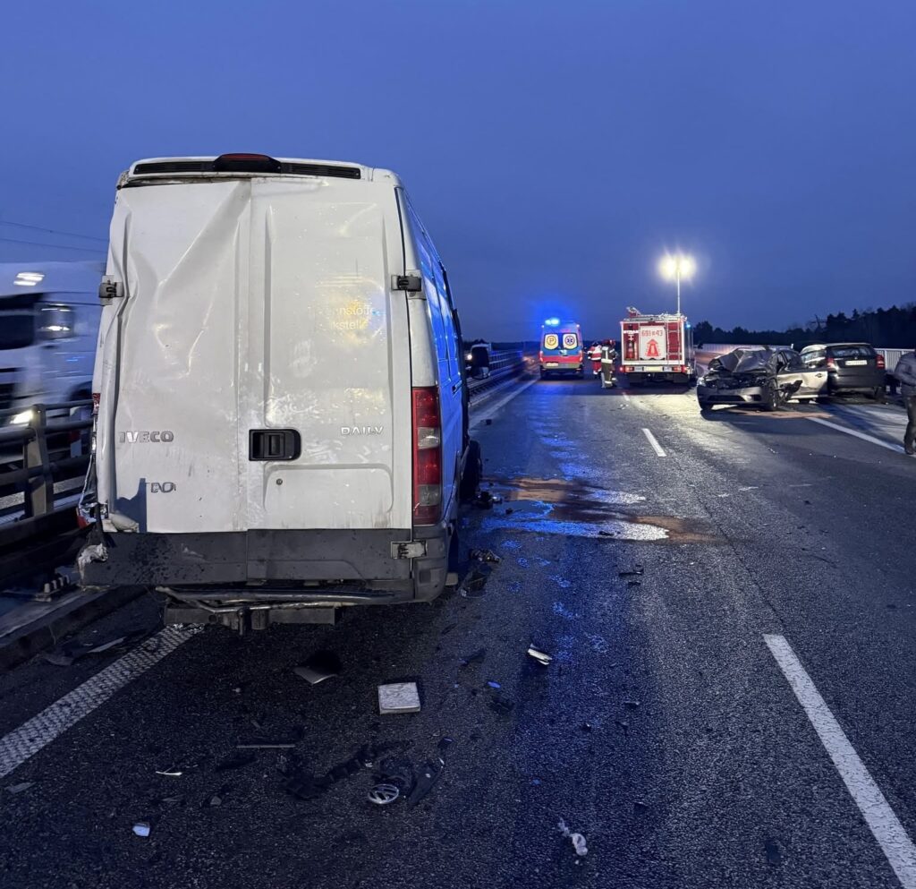 s8 de uc arac carpisti guzergah tamamen kapandi 24611