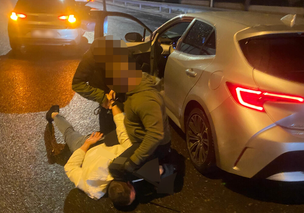 S8 yolunda pusu polis memurlari toyota caldigindan suphelenilen 25 yasindaki kisiyi tutukladi 22368