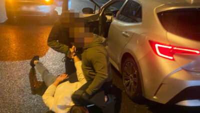 S8 yolunda pusu polis memurlari toyota caldigindan suphelenilen 25 yasindaki kisiyi tutukladi 22368