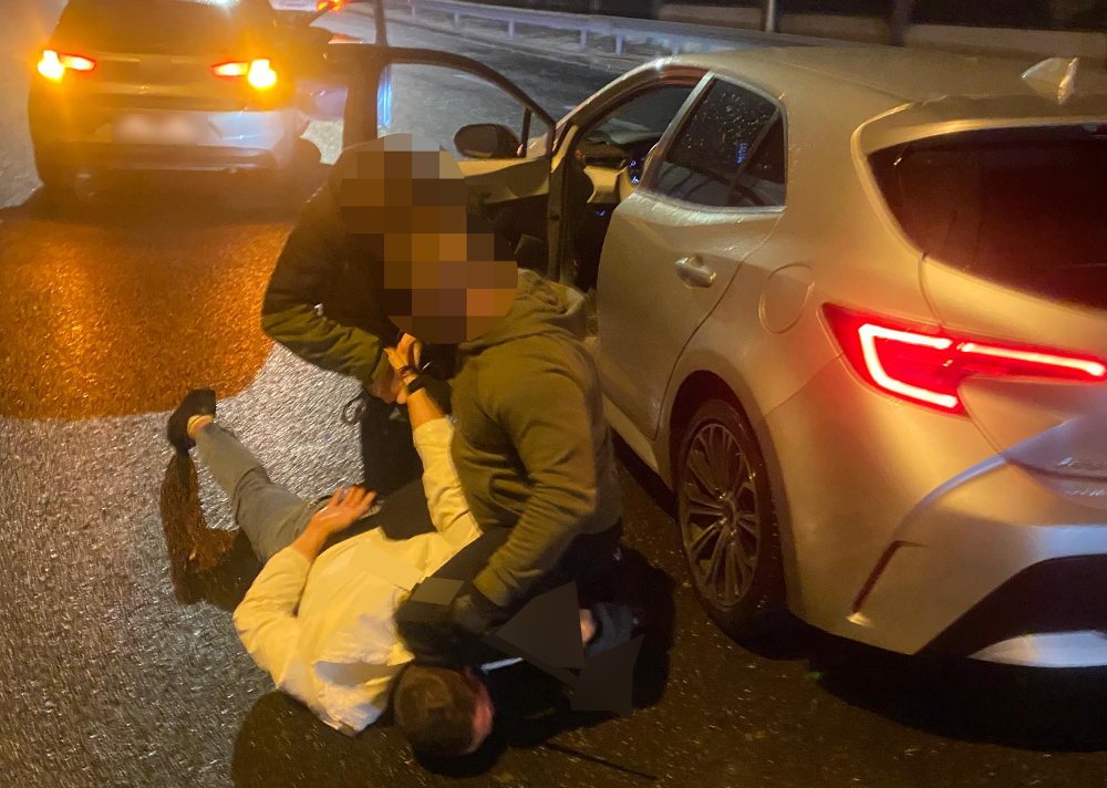 s8 yolunda pusu polis memurlari toyota caldigindan suphelenilen 25 yasindaki kisiyi tutukladi 22368