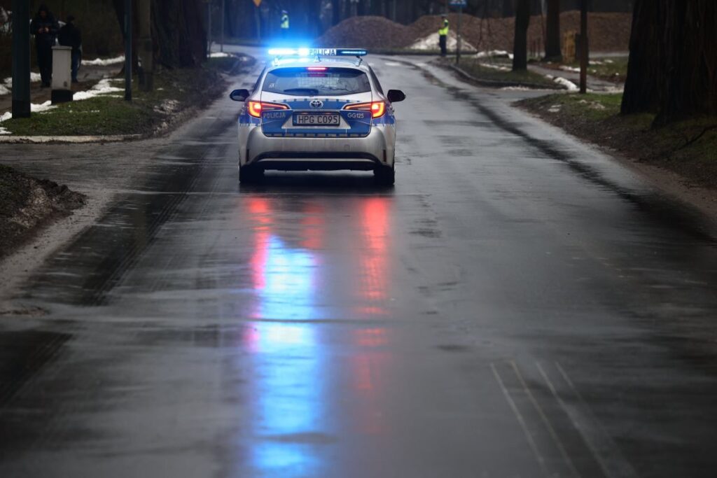sanok ta dram annesiyle birlikte kendini eve kilitledi polis memurlari ates acti 24396