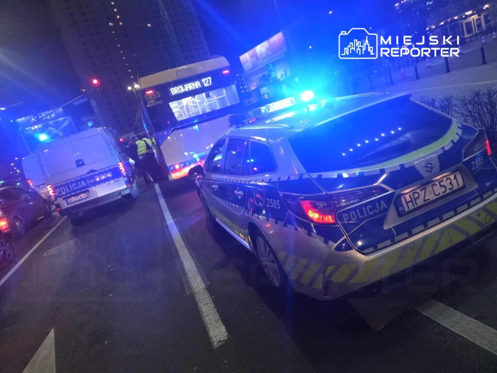 sarhos bir ukrayna vatandasi calinti bir arabayi varsova nin merkezinde bir belediye otobusunun uzerine surdu adam neredeyse yuzde 3 oraninda alkol almisti 25312