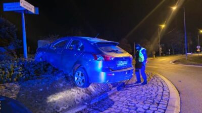 Sarhos bir ukrayna vatandasi yolculugunu bir doner kavsakta sonlandirdi adam polis memurundan kendisi icin alkol test cihazina uflemesini istedi 24704