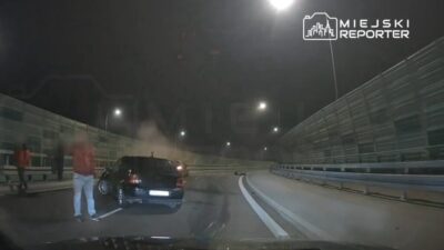 Sarhos surucu bariyerlere carpti araci terk etti ve yaya olarak kacmaya basladi sanssizdi cunku goreve giden bir polis memuru tarafindan durduruldu 22689