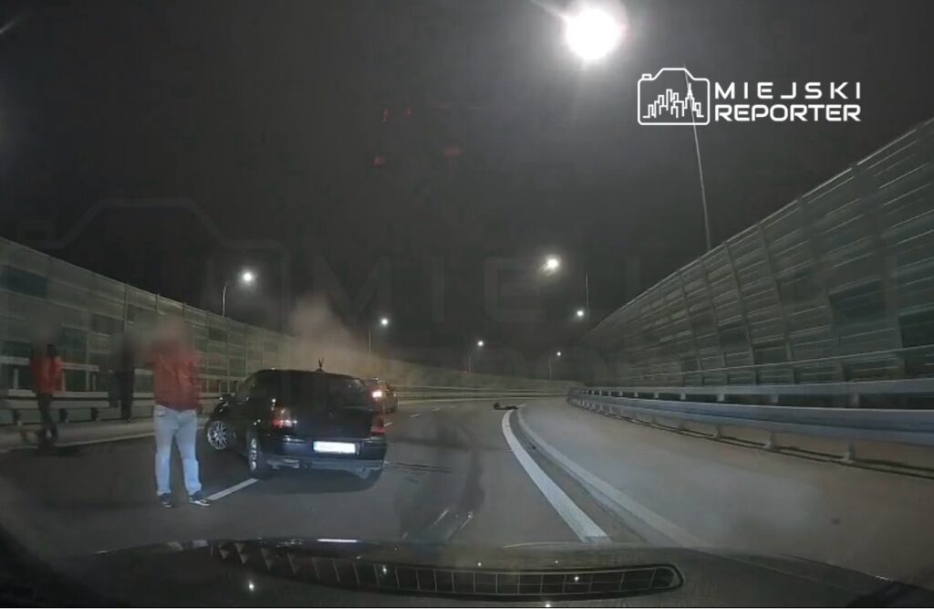 Sarhos surucu bariyerlere carpti araci terk etti ve yaya olarak kacmaya basladi sanssizdi cunku goreve giden bir polis memuru tarafindan durduruldu 22689