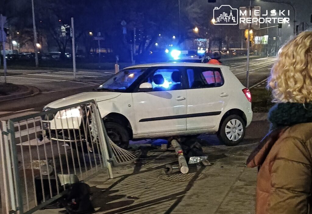 Sarhoş sürücü bariyerlere ve trafik ışıklarına çarptı. Yüzde 2'den fazla 1 Sarhos surucu bariyerlere ve trafik isiklarina carpti yuzde 2 den fazla 26631