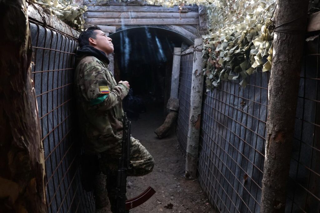 savas bolgesini duzenli olarak ziyaret ediyor bu artik kucuk bir sovyet ordusu ile buyuk bir sovyet ordusu arasindaki bir savas 25171