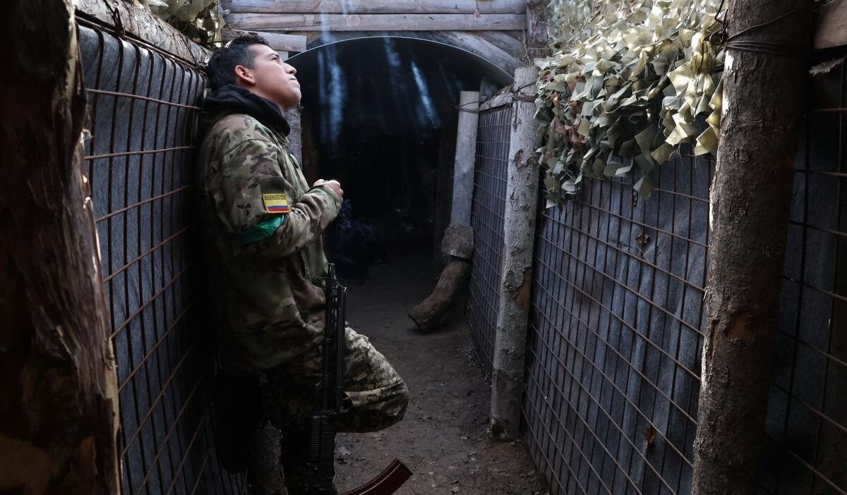 Savas bolgesini duzenli olarak ziyaret ediyor bu artik kucuk bir sovyet ordusu ile buyuk bir sovyet ordusu arasindaki bir savas 25171