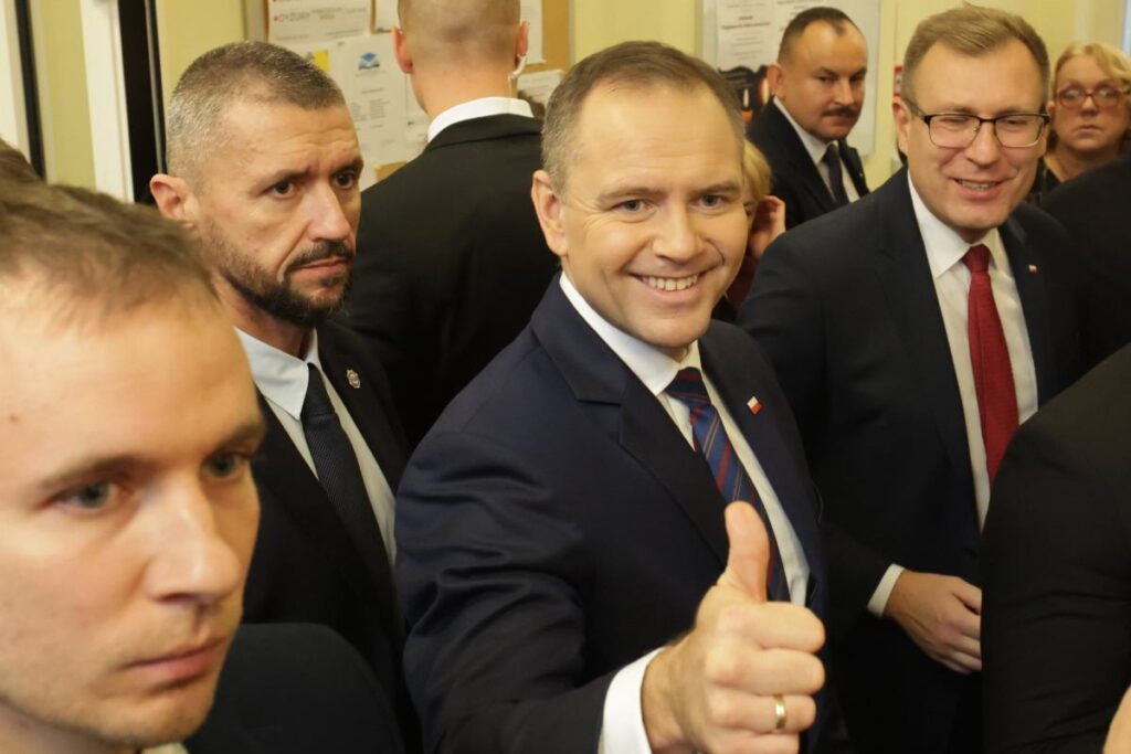 secimlerin ikinci turu simdi yapilsaydi ne olurdu polonyalilar nawrocki ve trzaskowski nin sansini degerlendirdi 22619