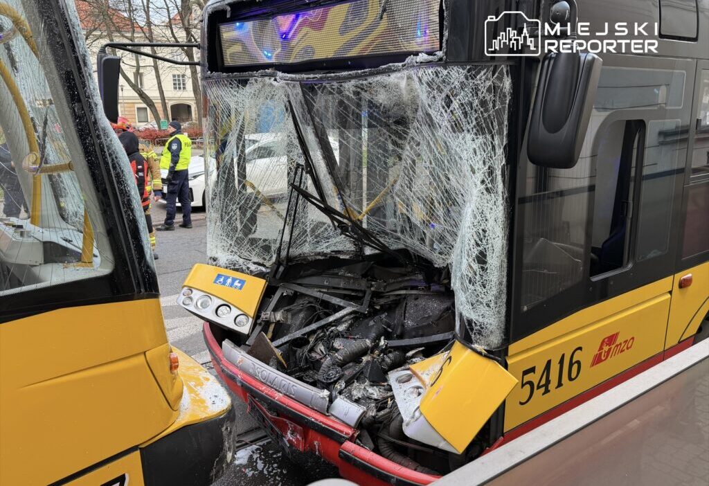 Sehir merkezinde ciddi kaza i ki tramvay ve bir otobus carpisti 17 kisi yaralandi 23919