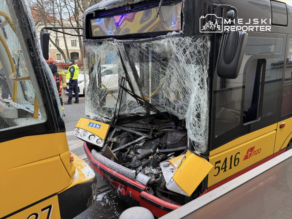sehir merkezinde ciddi kaza i ki tramvay ve bir otobus carpisti 17 kisi yaralandi 23919