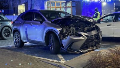 Şehir merkezinde sıra dışı bir kaza. Lexus marka aracın sürücüsü pedalları yanlış çevirdi, kadın yolcusuna çarptı ve bir binaya çarptı 4 Sehir merkezinde sira disi bir kaza lexus marka aracin surucusu pedallari yanlis cevirdi kadin yolcusuna carpti ve bir binaya carpti 26742
