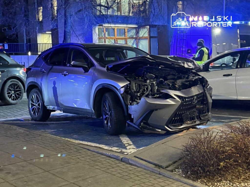 sehir merkezinde sira disi bir kaza lexus marka aracin surucusu pedallari yanlis cevirdi kadin yolcusuna carpti ve bir binaya carpti 26742