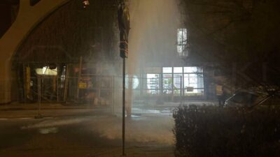 Sehir merkezinde yeni cesme bir hidranttan basincli su fiskirdi 24272