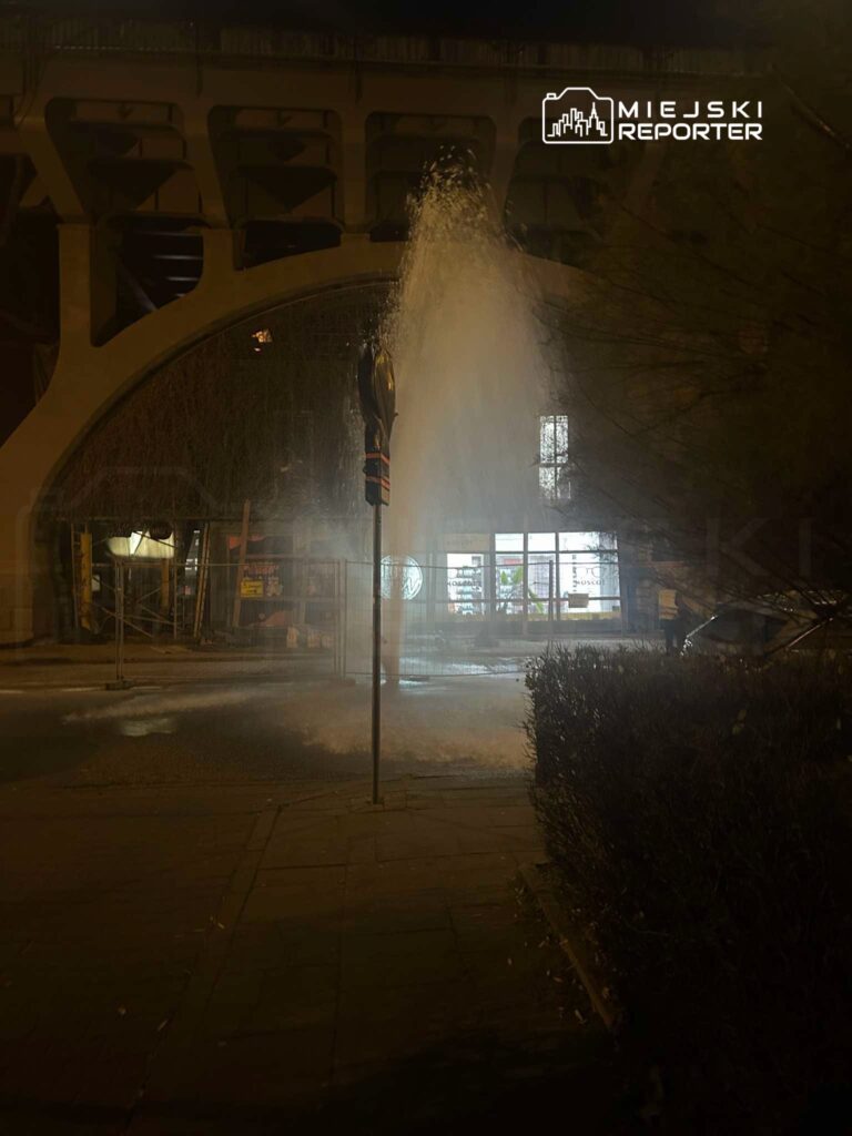 sehir merkezinde yeni cesme bir hidranttan basincli su fiskirdi 24272