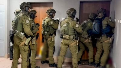 Servisler sozde futbol camiasiyla baglantili 14 kisiyi gozaltina aldi gozaltina alinanlarin uyusturucu kacakciligi acimasiz dayak ve kara para aklama suclarini islediklerinden supheleniliyor 25378