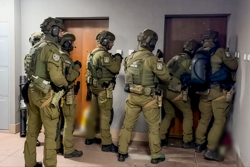 Servisler sözde futbol camiasıyla bağlantılı 14 kişiyi gözaltına aldı. Gözaltına alınanların uyuşturucu kaçakçılığı, acımasız dayak ve kara para aklama suçlarını işlediklerinden şüpheleniliyor 1 Servisler sozde futbol camiasiyla baglantili 14 kisiyi gozaltina aldi gozaltina alinanlarin uyusturucu kacakciligi acimasiz dayak ve kara para aklama suclarini islediklerinden supheleniliyor 25378