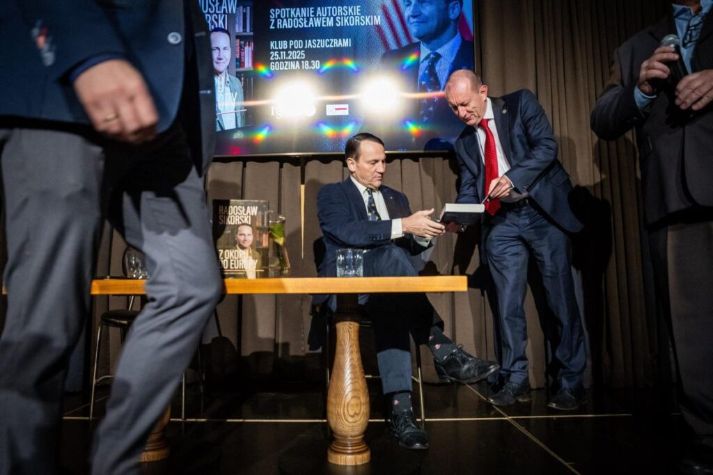 sikorski bir yazar toplantisini terk etti utanmiyor musun yaziklar olsun sana 25946