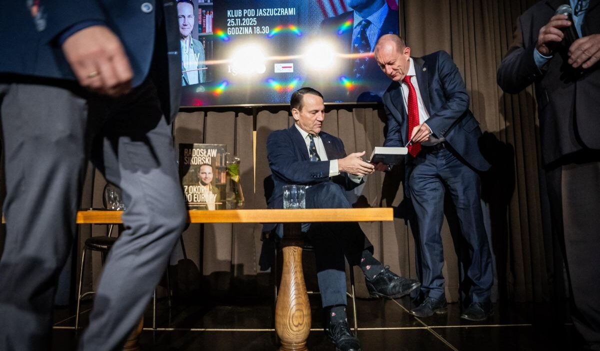 Sikorski bir yazar toplantisini terk etti utanmiyor musun yaziklar olsun sana 25946