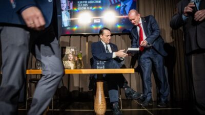 Sikorski bir yazar toplantisini terk etti utanmiyor musun yaziklar olsun sana 25946