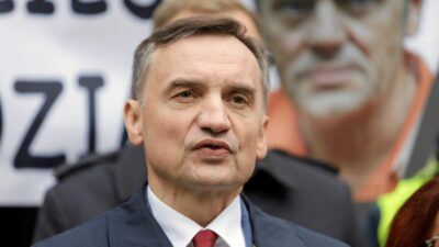 Sikorski zbigniew ziobra nin diplomatik pasaportunu iptal etti ani duyuru 24022