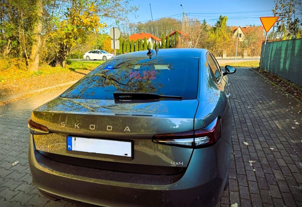 Sis gece kilometre sayacinda 214 km s ve tekrar eden bir surucu tehlikeli surus speed grubundan polis memurlari tarafindan durduruldu 22383