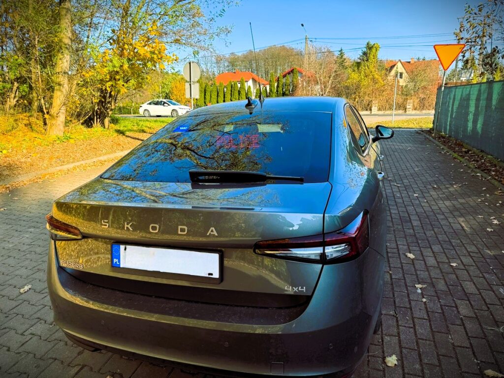 sis gece kilometre sayacinda 214 km s ve tekrar eden bir surucu tehlikeli surus speed grubundan polis memurlari tarafindan durduruldu 22383