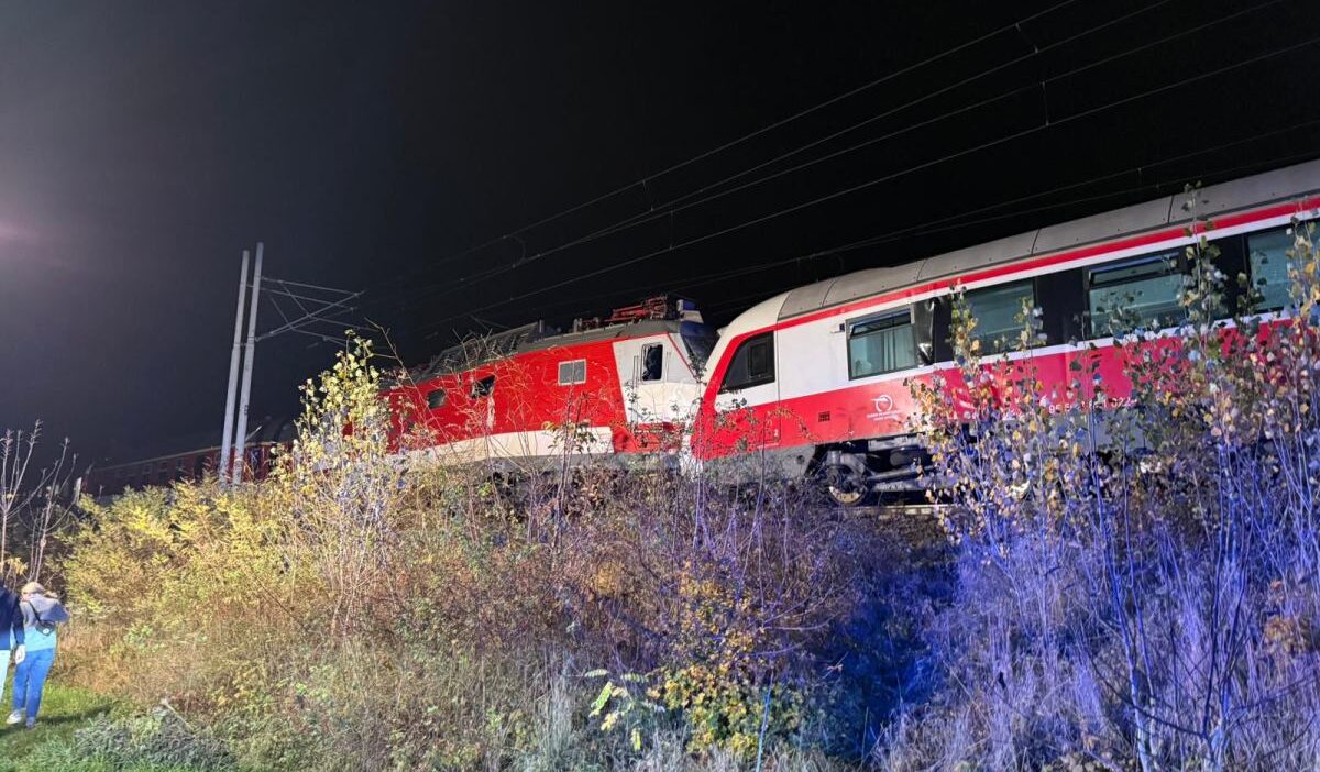 Slovakya da tren carpisti duzinelerce yarali 22233