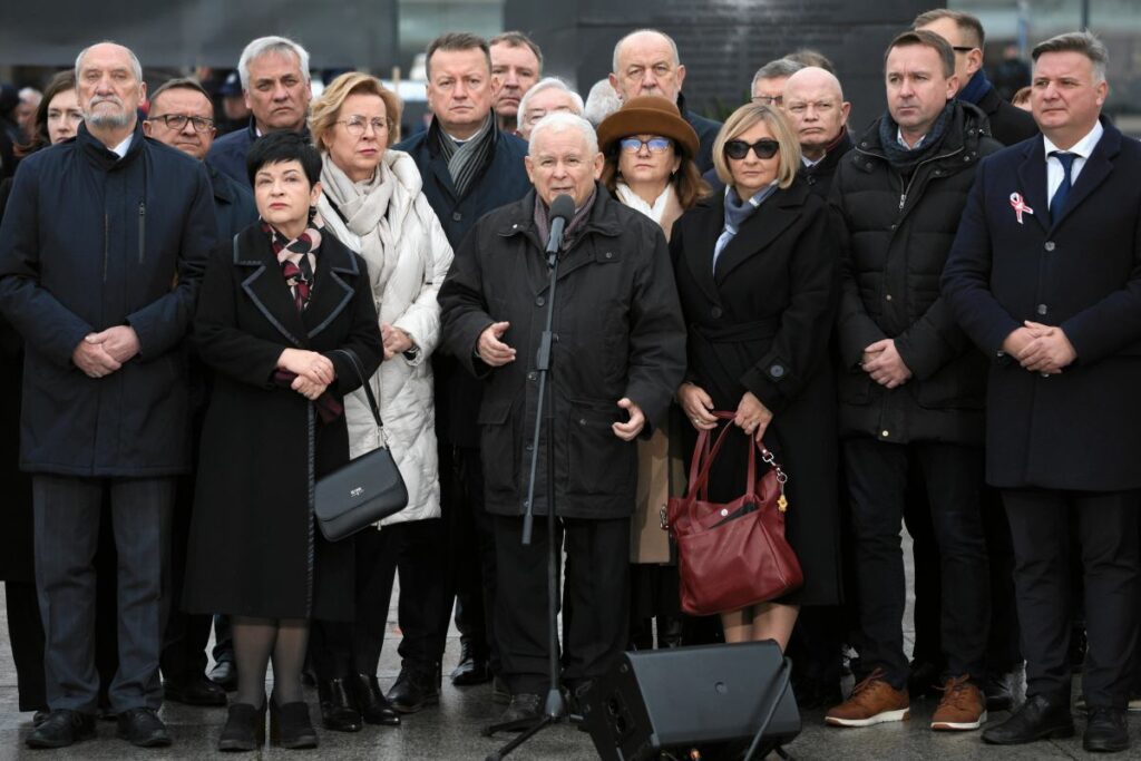 smolensk aylik anma toreninde yasanan olay kaczy ski ziobra hakkinda konusuyordu birden bagirislar yankilandi 22278