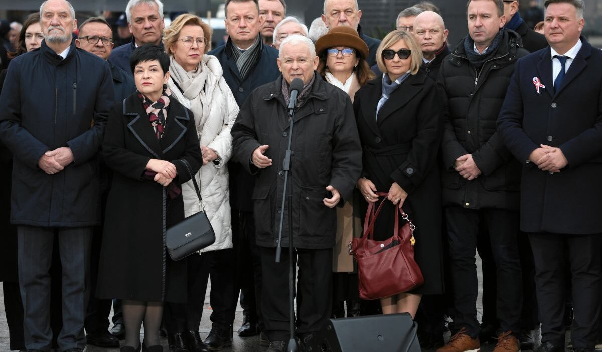 Smolensk aylik anma toreninde yasanan olay kaczy ski ziobra hakkinda konusuyordu birden bagirislar yankilandi 22278