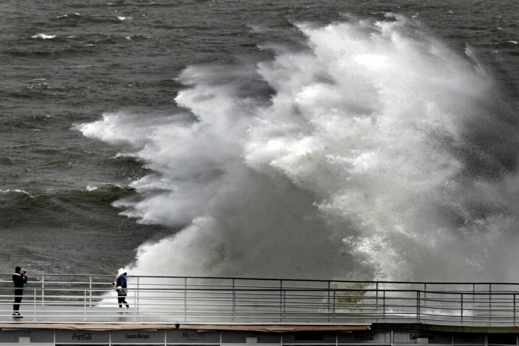 tenerife de bir dizi trajedi yasandi dev dalgalar insanlari surukledi kurbanlar var 22090
