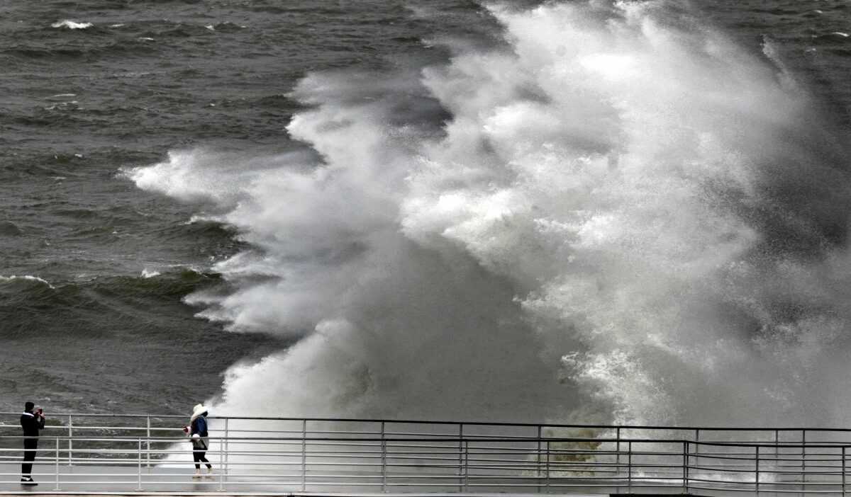 Tenerife de bir dizi trajedi yasandi dev dalgalar insanlari surukledi kurbanlar var 22090