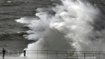 Tenerife de bir dizi trajedi yasandi dev dalgalar insanlari surukledi kurbanlar var 22090