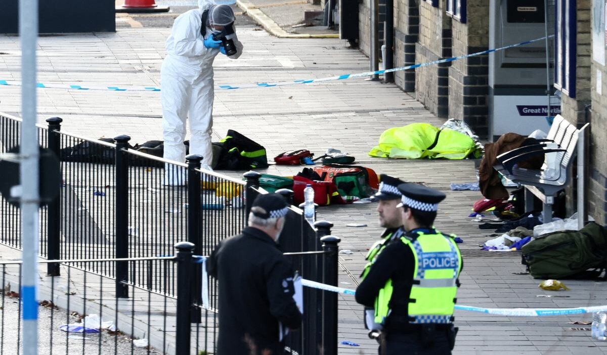 Trendeki bıçaklı saldırı nasıl gerçekleşti? Yolcular: i̇nsanlar boğuşuyordu, saldırganlar "sanki cin çarpmış gibiydi" 1 Trendeki bicakli saldiri nasil gerceklesti yolcular i nsanlar bogusuyordu saldirganlar sanki cin carpmis gibiydi 20733