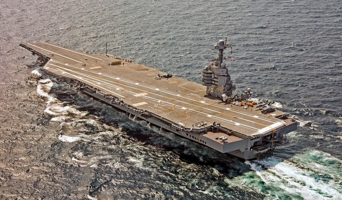 Trump savasa girmeye karar verip vermeyeceginden suphe ediyor ama ordu hazirlaniyor ve bir ucak gemisi gonderiyor 20942