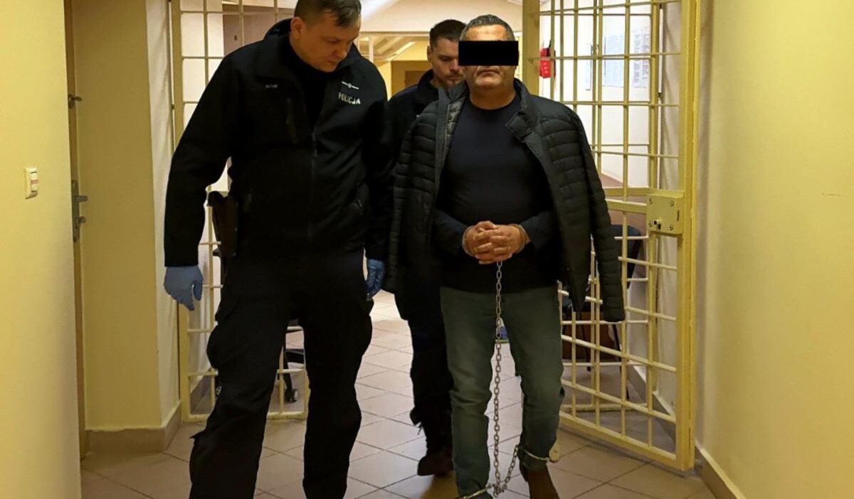 Turk mafyasinin tamircisi varsova nin merkezinde tutuklandi bir restoranin onunde polis eylemi 22866