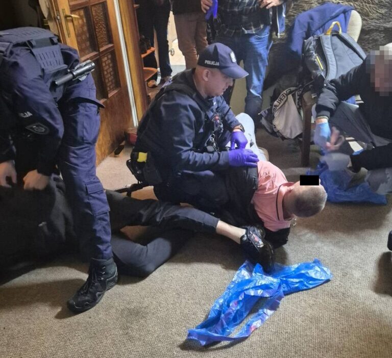 Ukrayna vatandaslarina saldirdilar silah ve musta benzeri bir nesne tasiyorlardi vi deo 23127