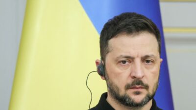 Ukraynalilar zelenskiy e ofkeli uzman hangisinin daha kotu oldugunu bilmiyorum yozlasmis ya da beceriksiz bir baskan 22917