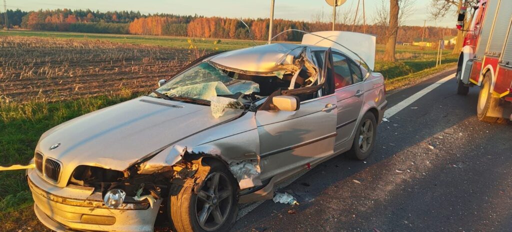 Ulusal otoyolda bir kamyon ile bir bmw carpisti bir kisi hastaneye kaldirildi 21378