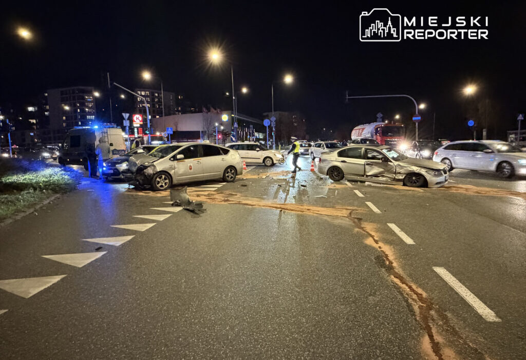 Ursyn w da bir bmw ile bir toyota prius carpisti trafik tikandi 23415