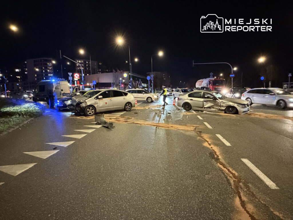 ursyn w da bir bmw ile bir toyota prius carpisti trafik tikandi 23415