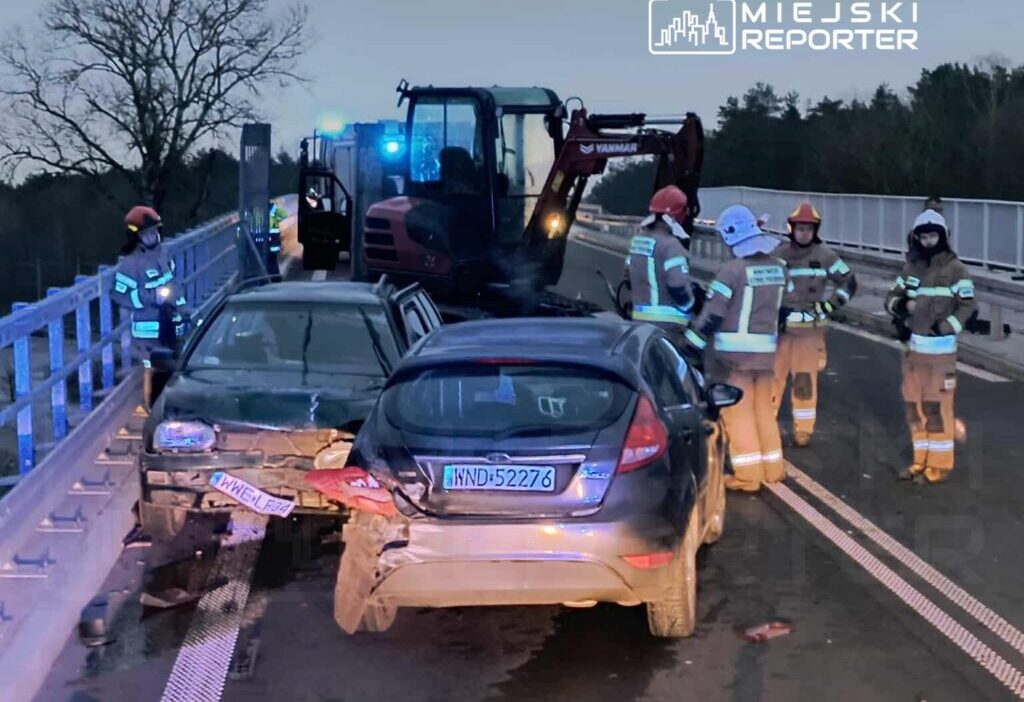 Ust gecitte sabah dominolari aralarinda romorkunda ekskavator tasiyan bir aracin da bulundugu uc arac carpisti 24760